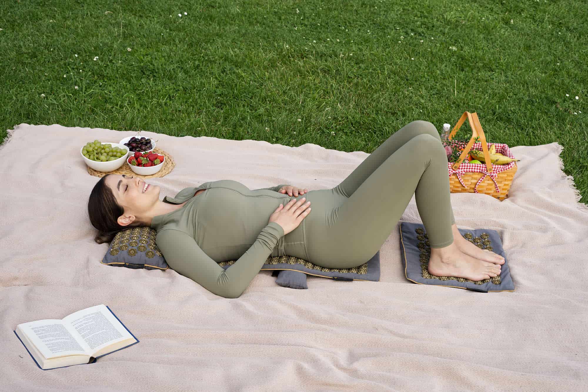 Das Akupressurmatten-Set Genuine lässt sich mit der mitgelieferten Tasche auch für einen Ausflug in den Park nutzen